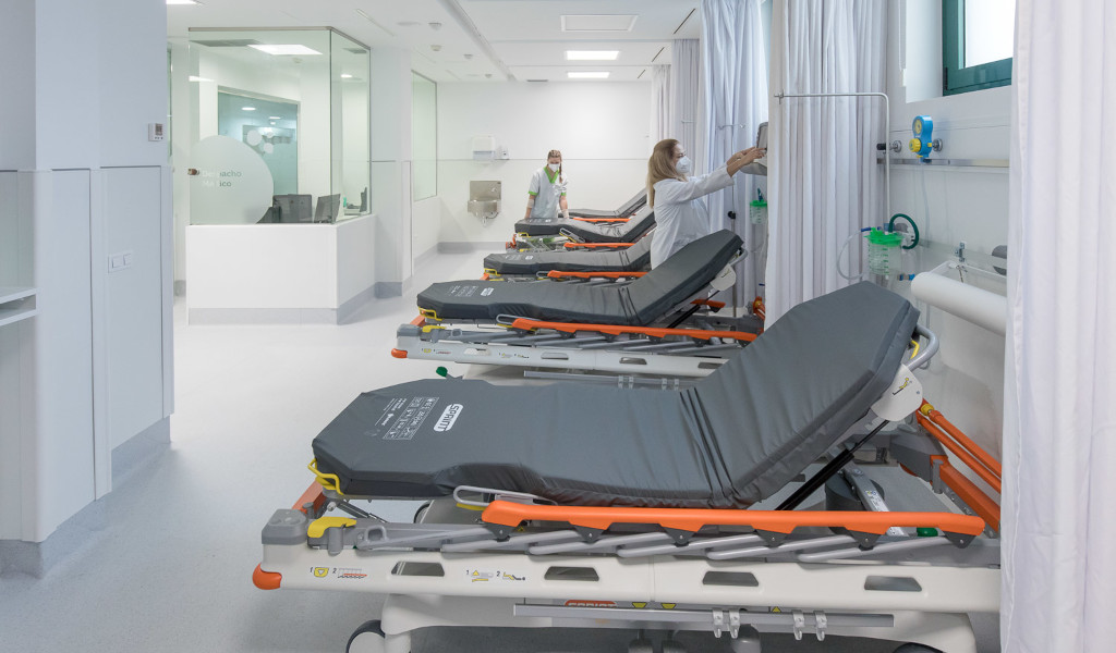 Hospital beds lined up with medical staff adjusting equipment in Santa Cruz de Tenerife.