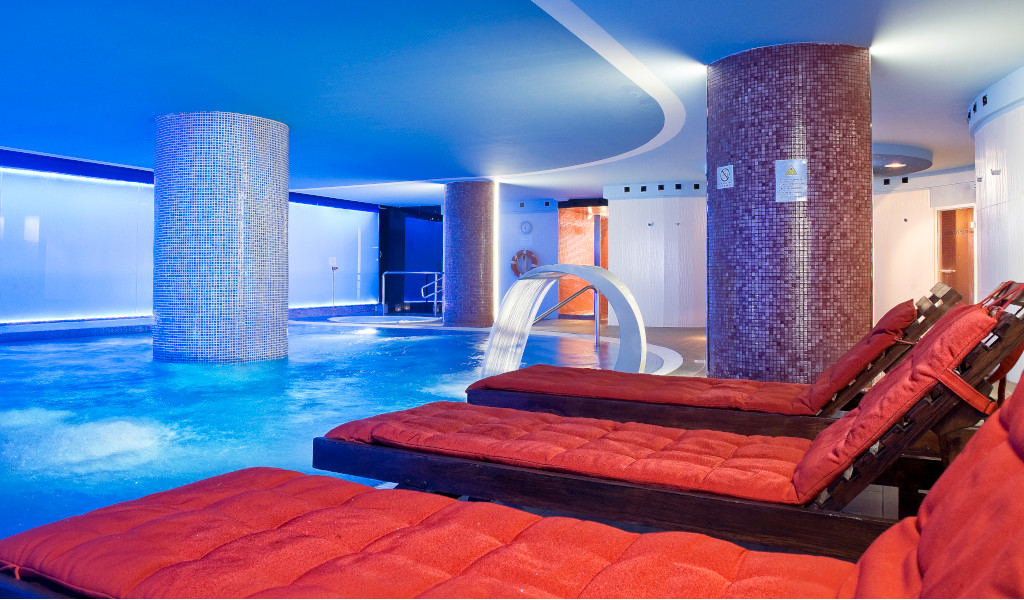 Spa area with swimming pool and sun loungers in a hotel in Tenerife.