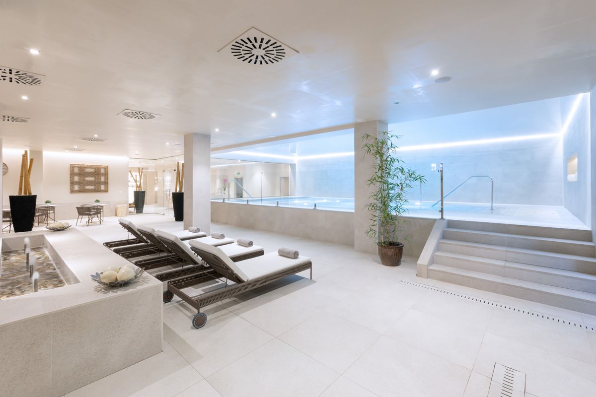 Spa with stretchers and swimming pool in Tenerife.