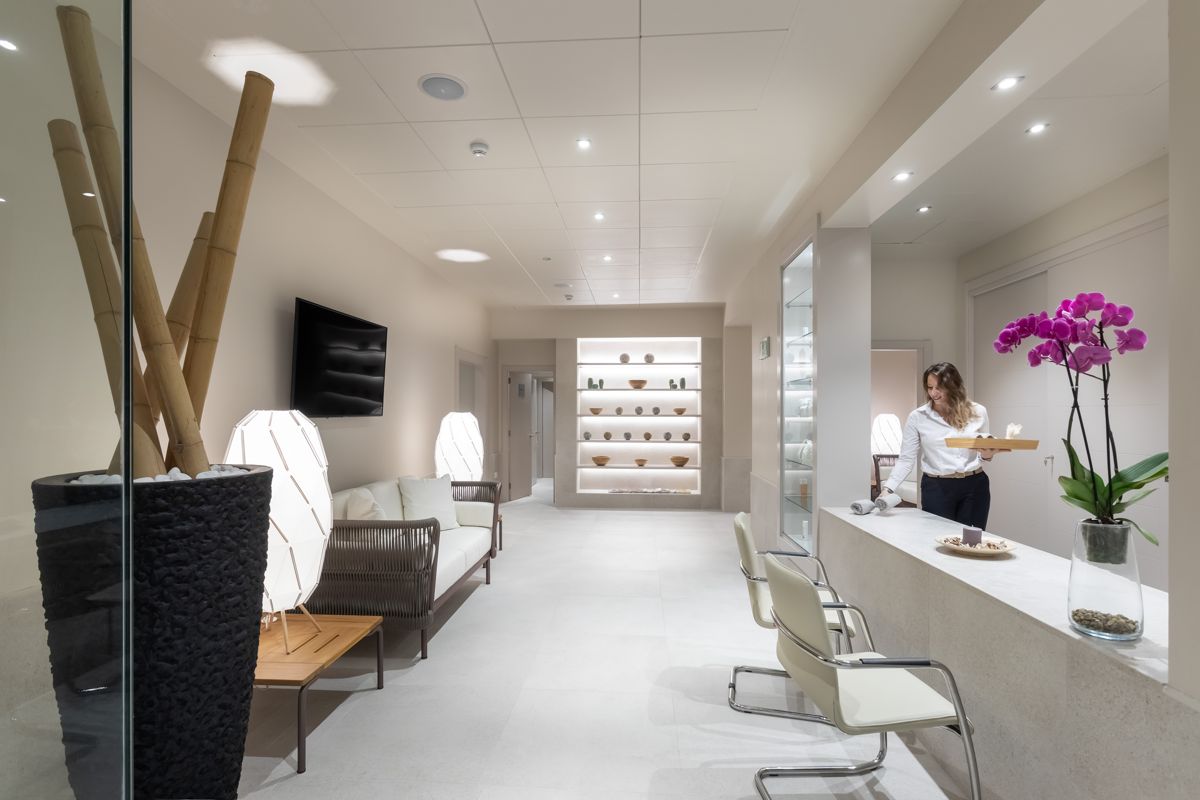 Modern reception with lights and flowers in a waiting room in Tenerife.