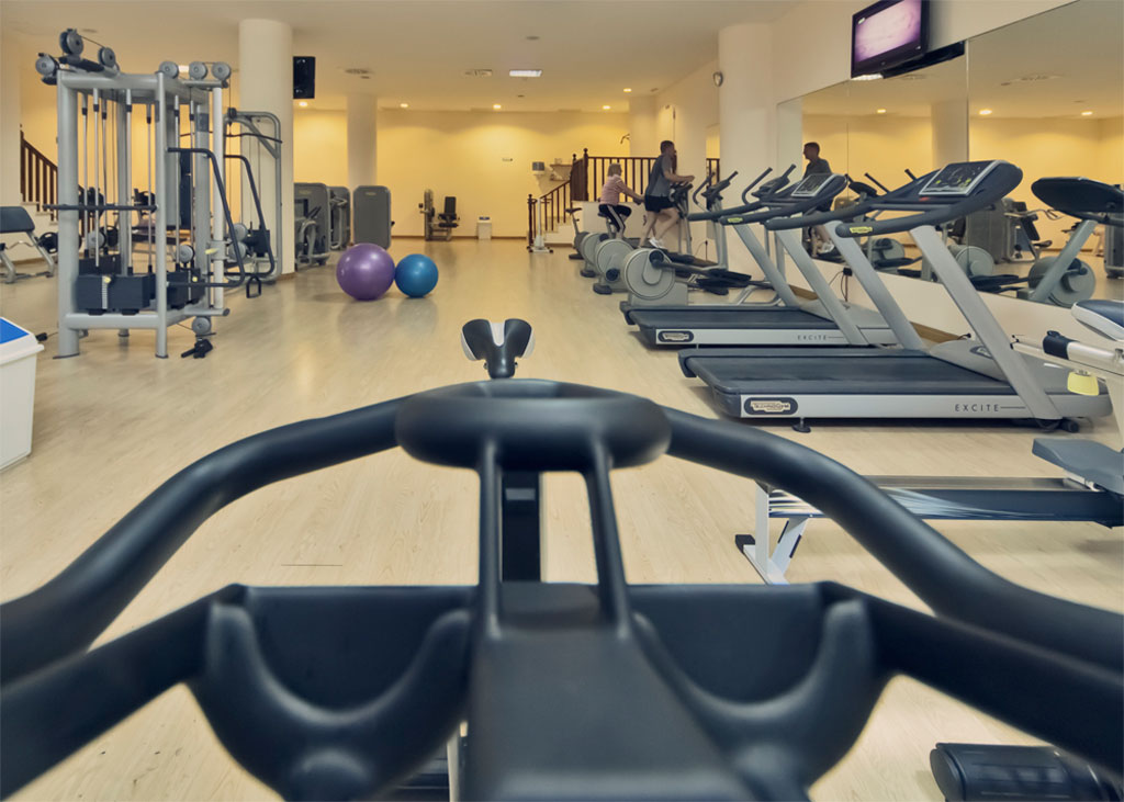 Fitness center in Tenerife with treadmills and exercise machines.
