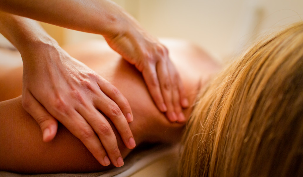 Person receiving a back massage at a spa in Tenerife.
