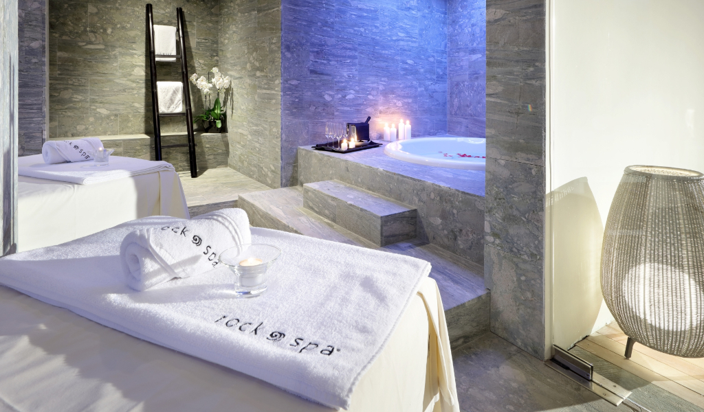 Spa with massage table, towels and illuminated jacuzzi in Tenerife.