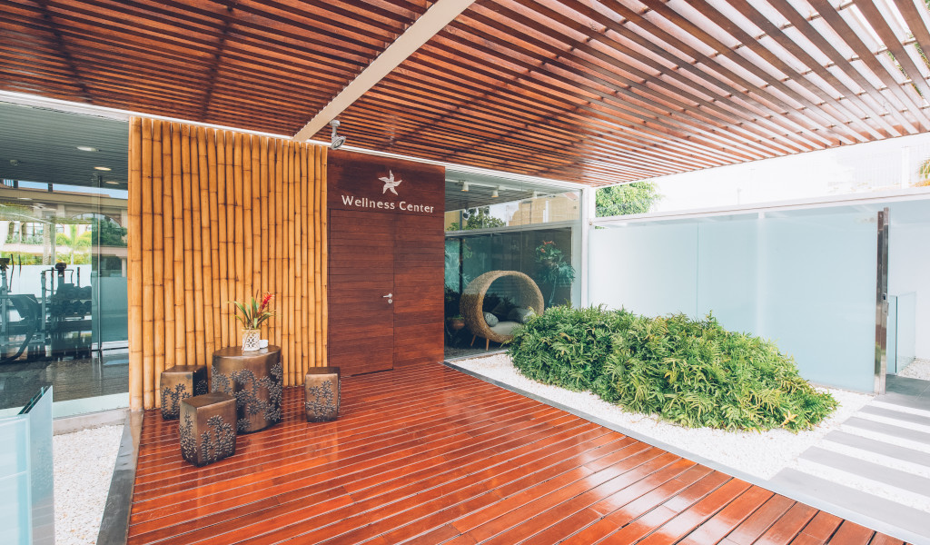 Entrance to the Wellness Center with garden and slatted roof in Tenerife.