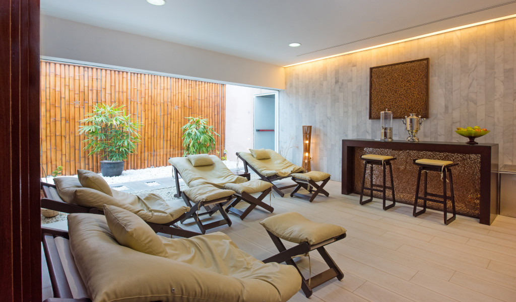 Relaxation area with armchairs and decoration in a spa in Tenerife.
