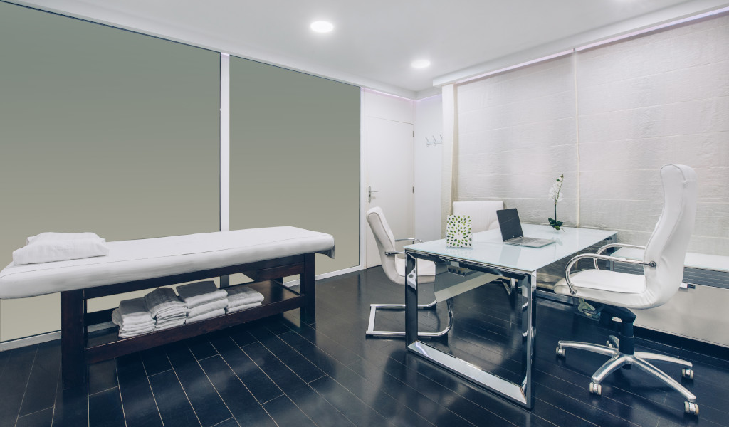 Modern office with glass table and stretcher in Tenerife.