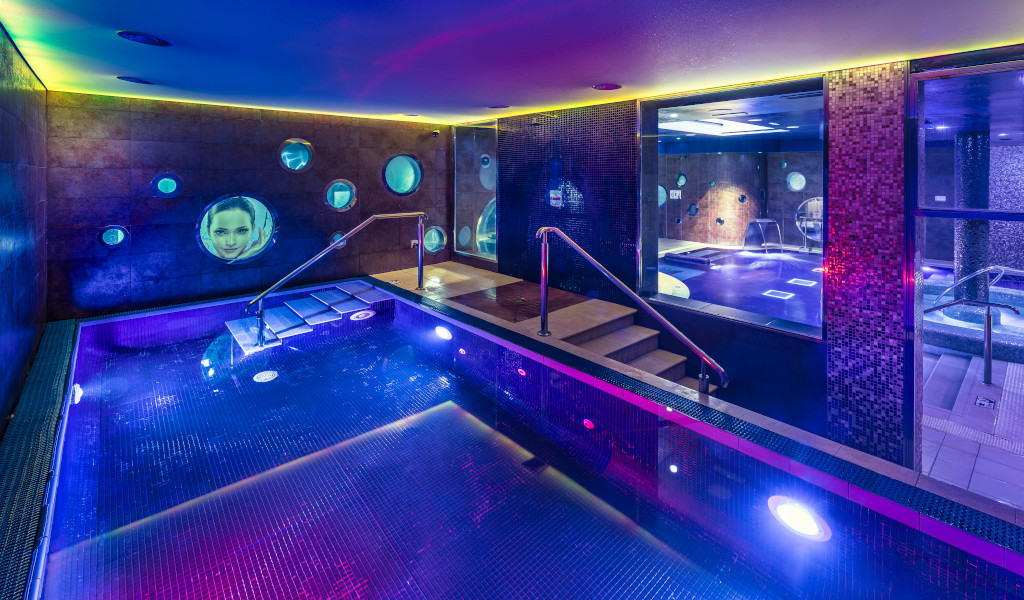 Illuminated swimming pool in spa in Tenerife with projections on the walls.