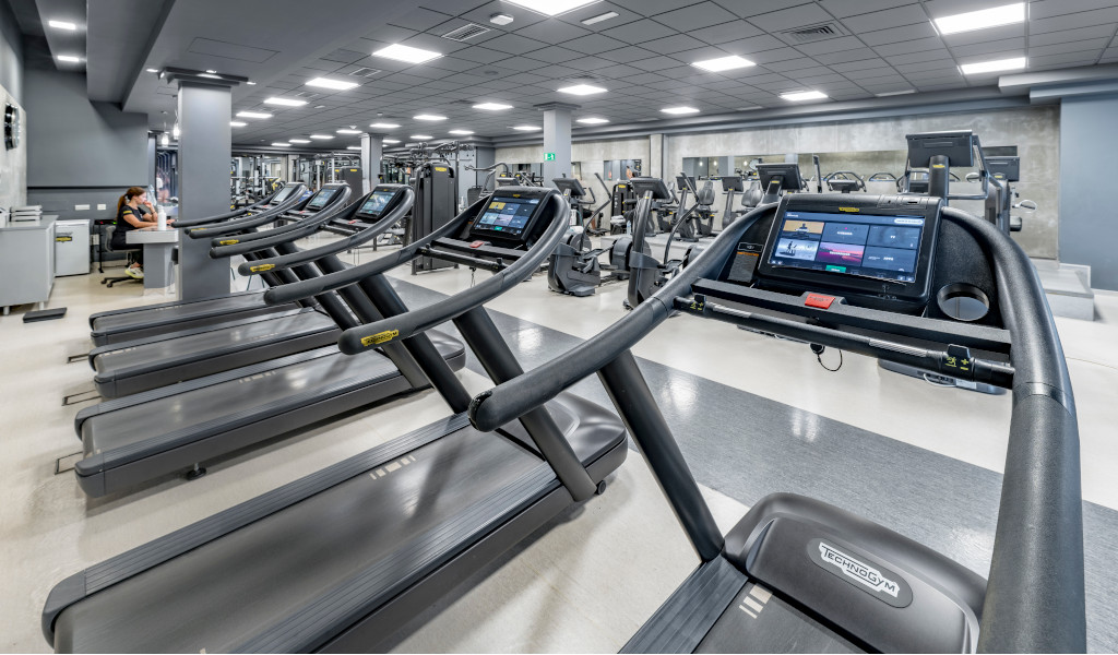 Gym in Tenerife with several treadmills and exercise machines.