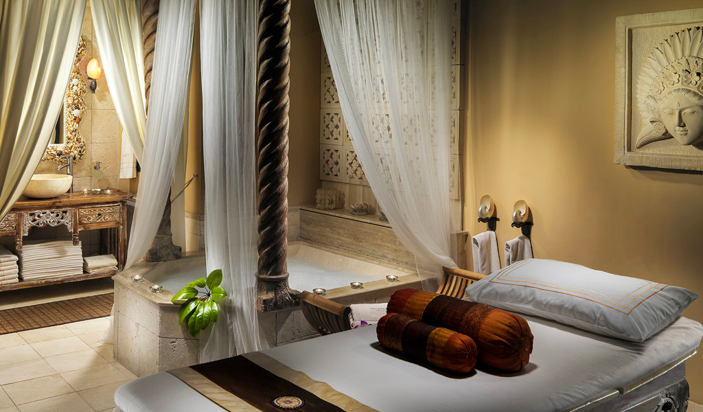 Spa room with massage bed and bathtub in Tenerife.