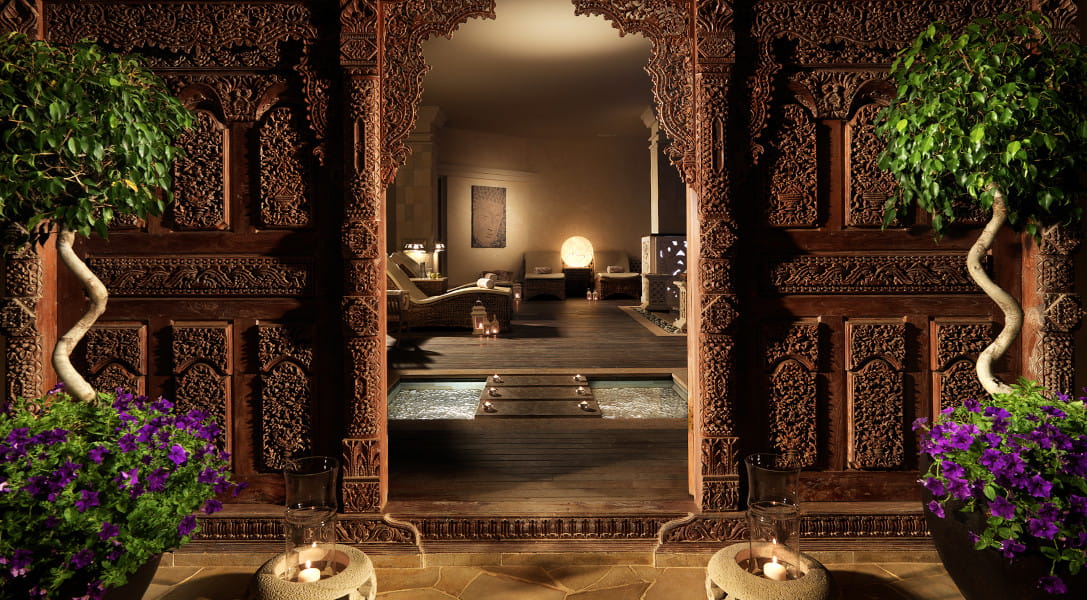Decorative entrance to a living room with plants and candles in Tenerife.