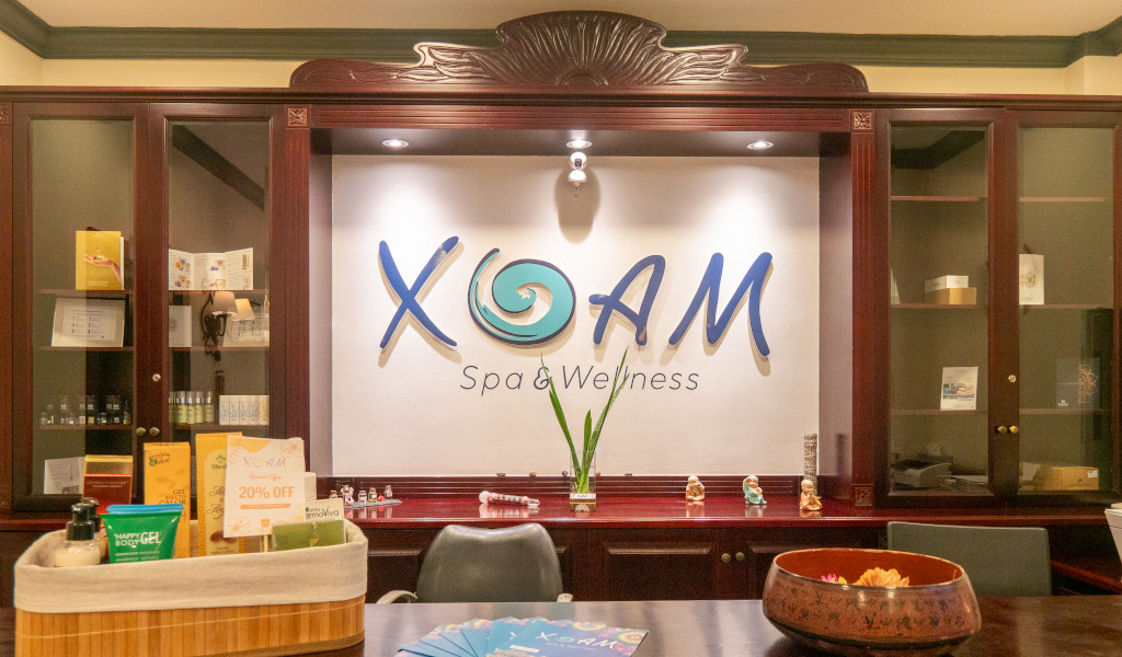 Reception of the Xuan Spa & Wellness in Tenerife with offers and products at the counter.