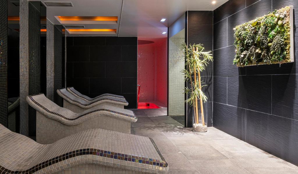 Relaxation room with sun loungers and plant decoration in Tenerife's spa.