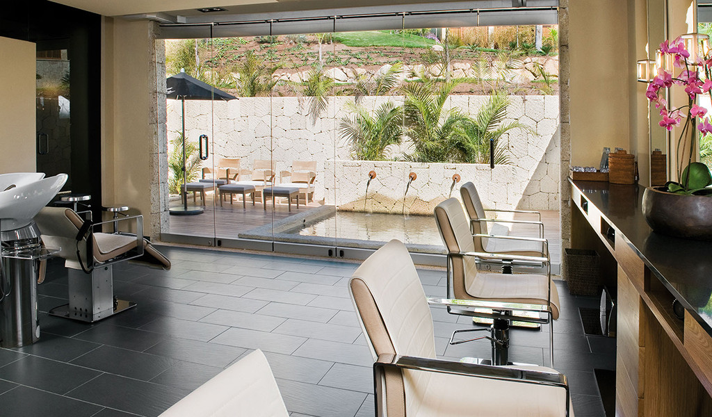 Beauty salon in Tenerife overlooking an outdoor patio with plants.