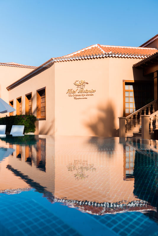 Building with swimming pool reflecting the façade of the Hotel Botánico in Tenerife.