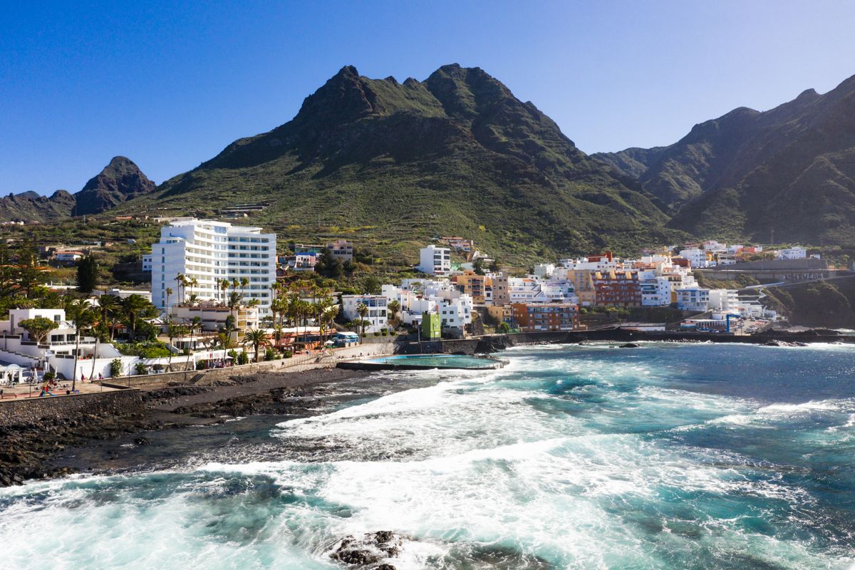 Coast and mountains in La Laguna, Tenerife, with buildings and rocky coastline.