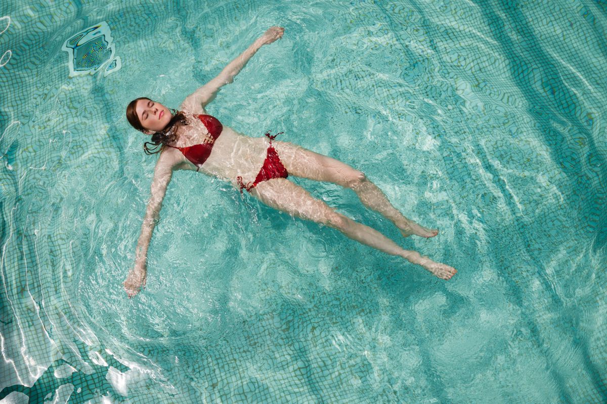 Person swimming backwards in a swimming pool in Tenerife.