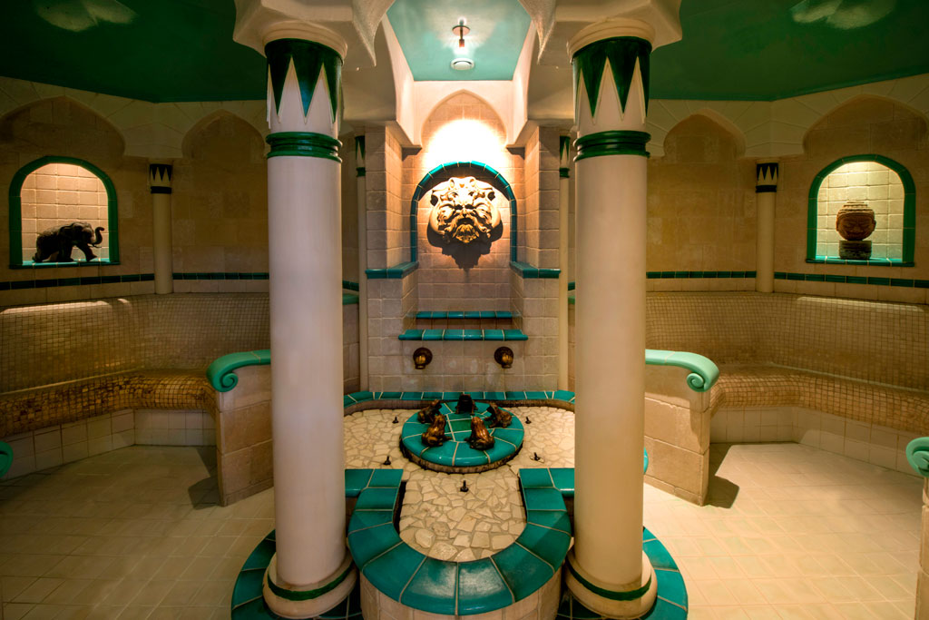 Themed bathroom with columns and animal decorations in Tenerife.